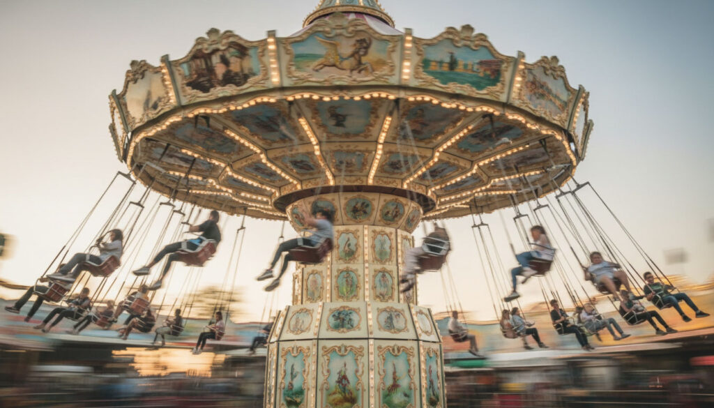 Blockiert überfordert unklar – Stress abbauen u0026 Entscheidungen treffen - das Bild zeigt ein Karussell = Gedankenkarussell